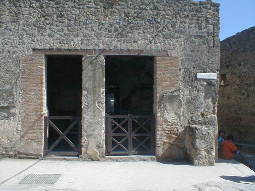 Street altar at corner near I.6.12 on south side of Via dell’Abbondanza, May 2005. 
