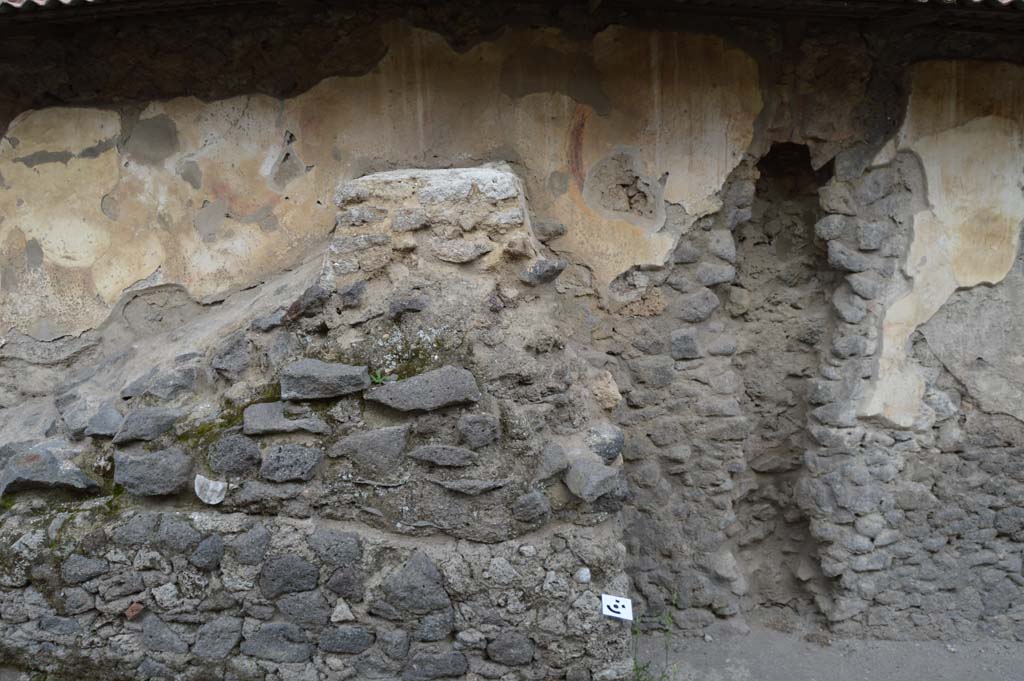 Pompeii Street Altar at I.8.1. October 2018. West exterior side wall with remaining painted serpents coil above ramp and altar.
Foto Taylor Lauritsen, ERC Grant 681269 DCOR.
