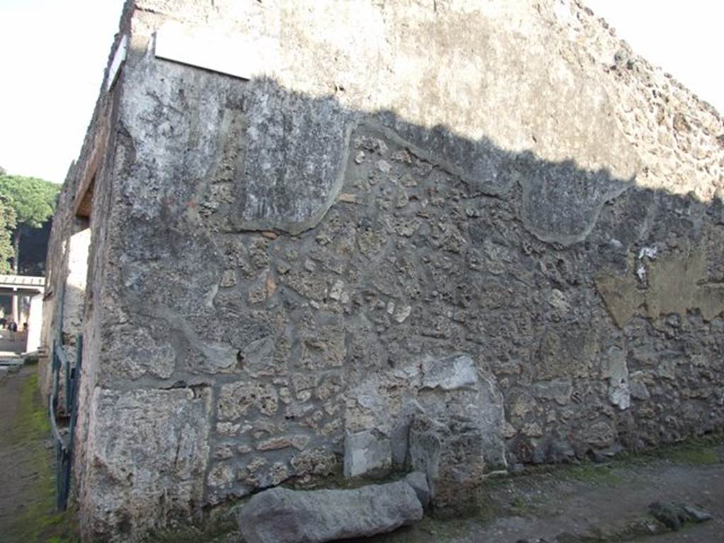 Pompeii. December 2005. Street altar west of I.14.8.