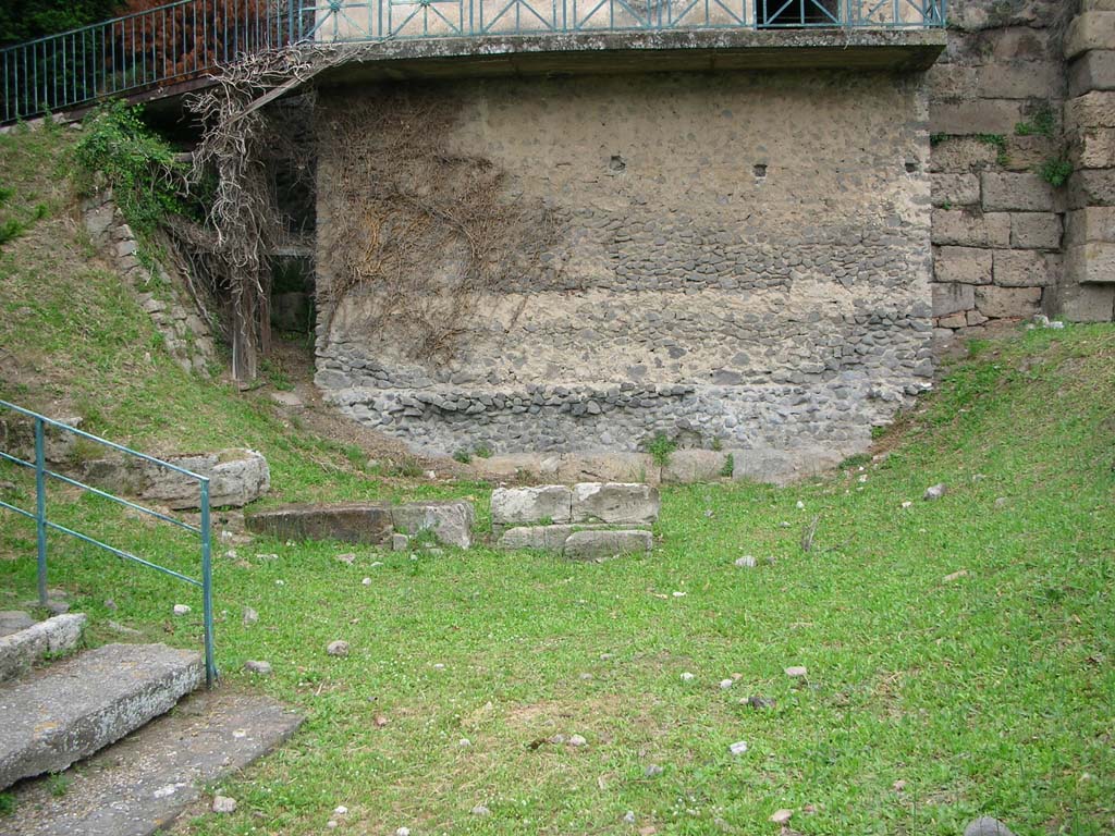 Via di Mercurio Pompeii. May 2010. Site of centre part of wall which used to contain the street altar. Photo courtesy of Ivo van der Graaff.

