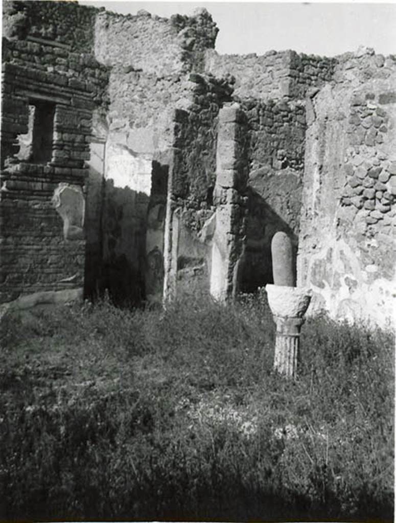I.2.3 Pompeii. 1935 photo by Tatiana Warscher. The north-east corner of the atrium.
The doorway to the triclinium (room d, on the right) and the doorway to the ala (room c, on the left) can be seen.
See Warscher T., 1935. Codex Topographicus Pompeianus: Regio I.2. (no.4), Rome: DAIR, whose copyright it remains .       
Note: although Warscher described room “c” as an ala, Fiorelli and Sogliano described it as a cubiculum.
