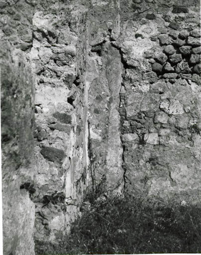 I.2.3 Pompeii. 1935 photo taken by Tatiana Warscher. Warscher described this photo as –
“I.2.3, nella camera (b) a sinistra dell’atrio (nord) è degno di speciale attenzione il muro nord: vi è una colonna di tufo molto rassomigliante a quella di Mau o cosidetta colonna “etrusca” (VI.5.17).  Fino que non faranno gli scavi sotto la colonna – noi dobbiamo astenerci da ogni conclusione. Ma in caso che questa colonna è usata solamente come un pezzo di materiale, noi abbiamo tutto il diritto di dire che hanno troppo parlato intorno alla colonna Mau.
See Warscher T., 1935. Codex Topographicus Pompeianus: Regio I.2. (no.8), Rome: DAIR, whose copyright it remains
(translation: "I. 2.3, in room (b) to the left of the north side of the atrium, the north wall was worthy of special attention: there was a tufa column very much resembling to that of Mau’s, the so-called "Etruscan" column (VI. 5.17). Until there will be an excavations under the column – we must abstain from any conclusion. But in case that this column was used only as a piece of material, we have every right to say that too much has been spoken about the Mau column.”)
