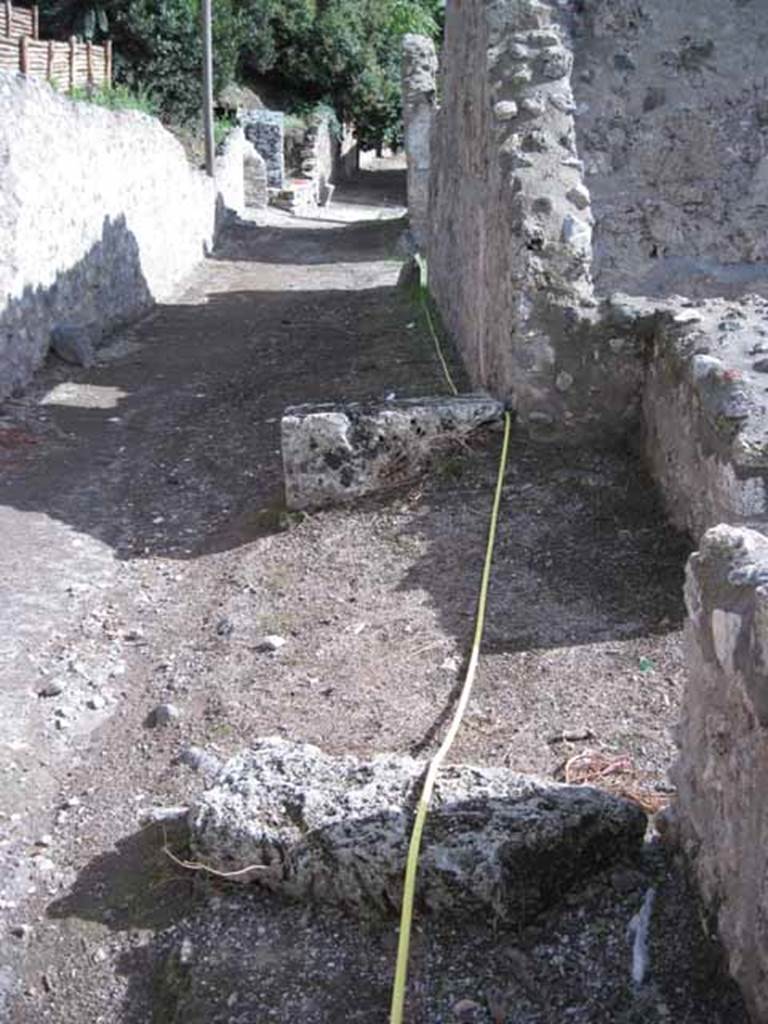 I.2.21 Pompeii. September 2010. Looking south along Vicolo del Citarista.
The entrance doorway is on the right (west) of the photo. Photo courtesy of Drew Baker.
