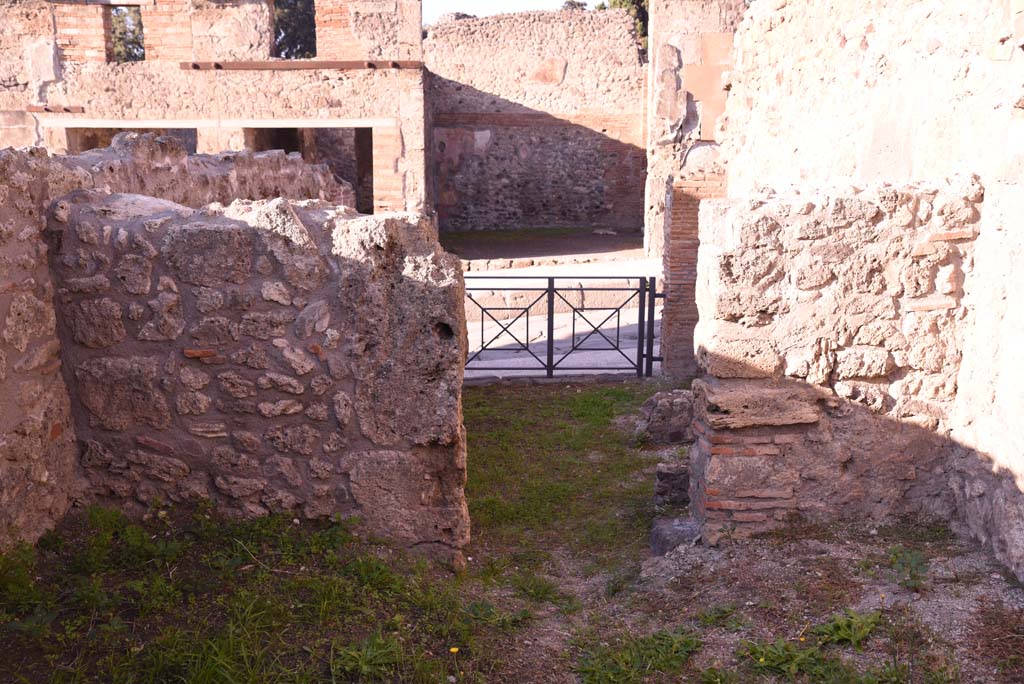 I.4.7 Pompeii. October 2019. West wall of middle room, with doorway to shop-room.
Foto Tobias Busen, ERC Grant 681269 DCOR.
