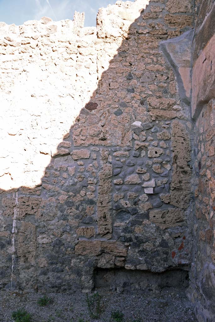 I.4.7 Pompeii. October 2019. North wall of triclinium in north-east corner, with recess.
Foto Tobias Busen, ERC Grant 681269 DCOR.
