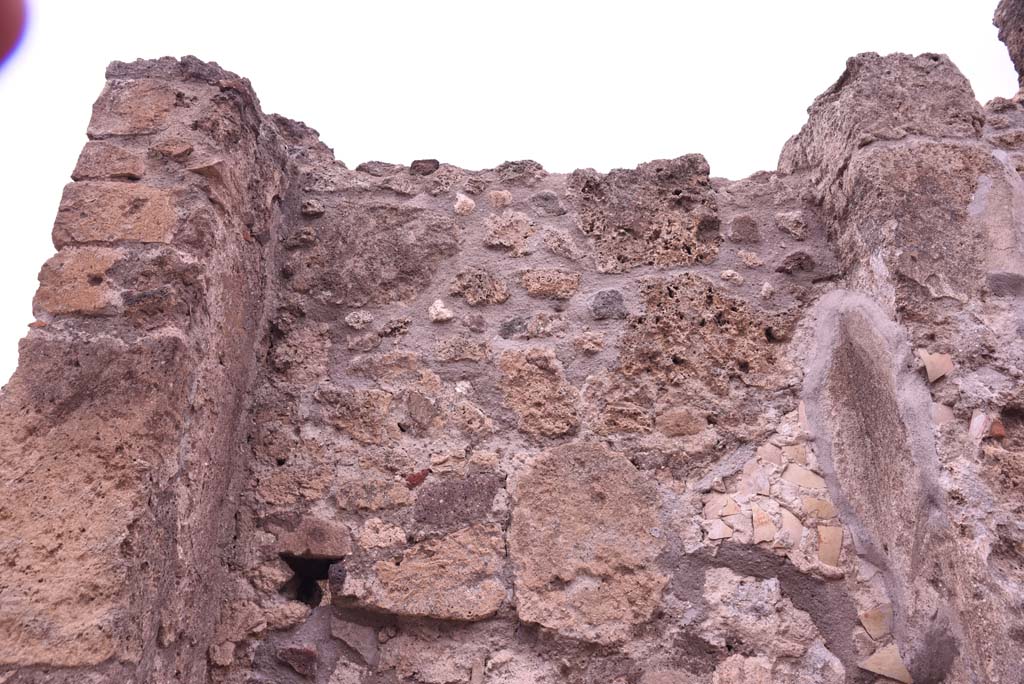 I.4.9 Pompeii. October 2019. Detail from upper area of north side of vestibule/entrance corridor, at west end.
Foto Tobias Busen, ERC Grant 681269 DCOR.
