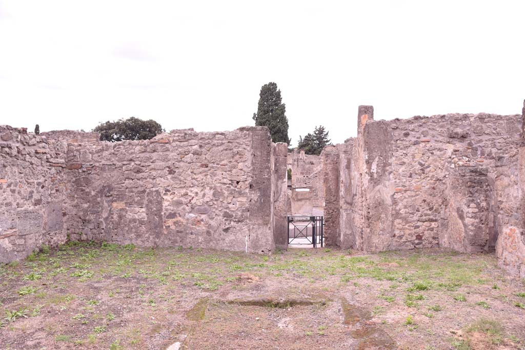 I.4.9 Pompeii. October 2019. Atrium b, looking west across impluvium in atrium.
Foto Tobias Busen, ERC Grant 681269 DCOR.
