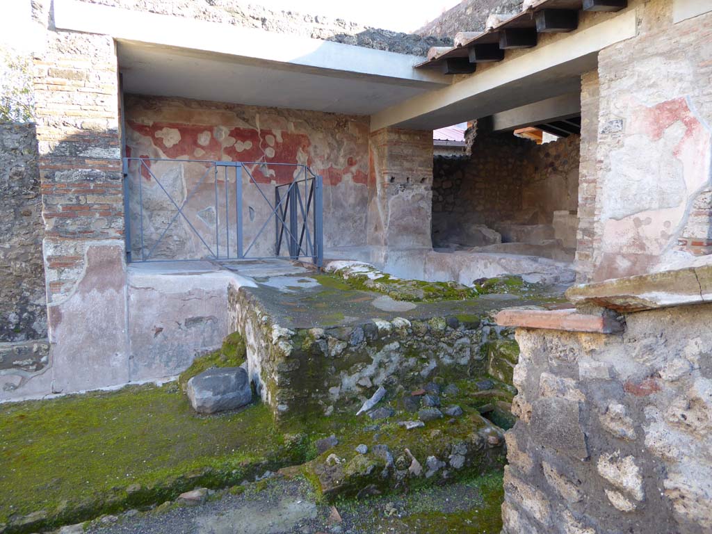 I.6.7 Pompeii. September 2015. Looking towards east wall at top of steps in south-east corner.
Foto Annette Haug, ERC Grant 681269 DCOR.
