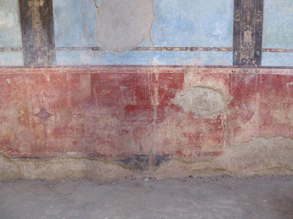 I.6.11 Pompeii. September 2015. Detail of painted zoccolo on east wall in north-eats corner of atrium.
Foto Annette Haug, ERC Grant 681269 DCOR.

