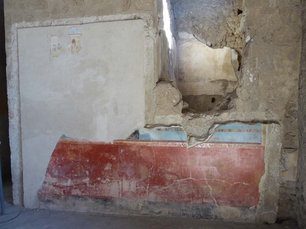 I.6.11 Pompeii. September 2015. Looking towards east wall of atrium on south side of the door to cubiculum 2, on left.
Foto Annette Haug, ERC Grant 681269 DCOR.



