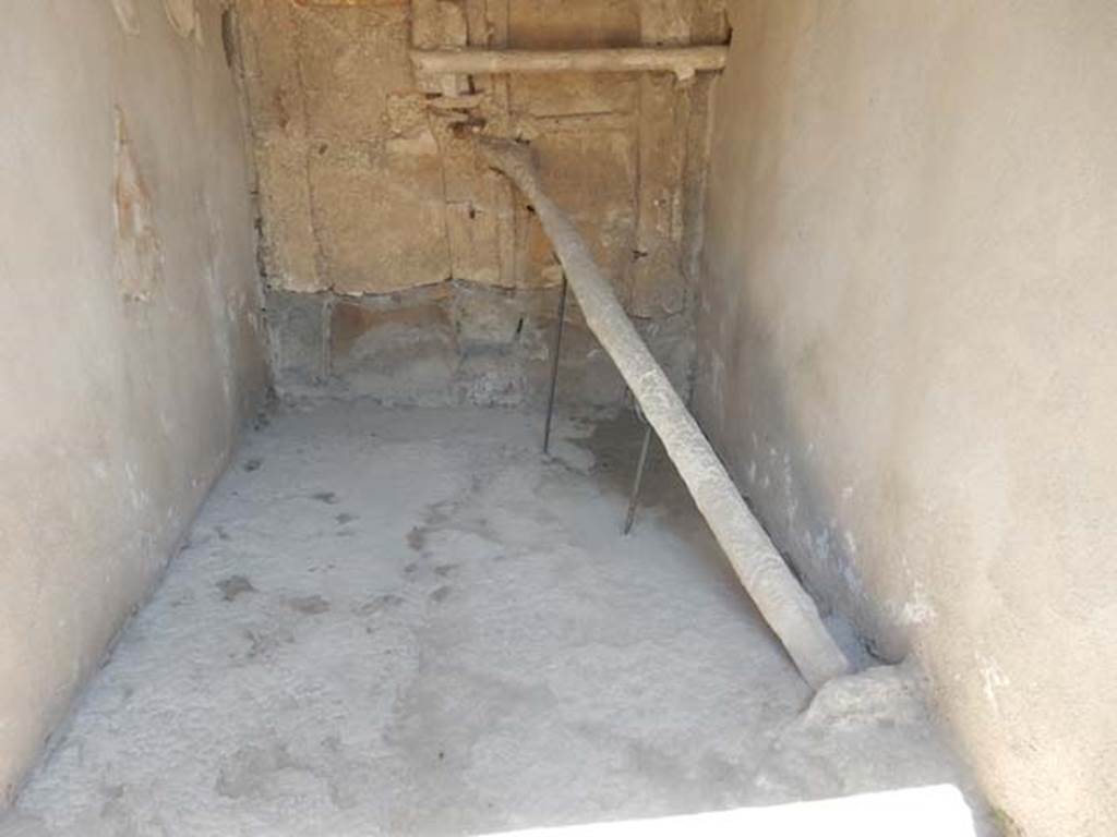 I.7.10 Pompeii. May 2017. 
Blocked doorway from the inside, cement cast of original wooden door of two shutters with horizontal crossbar and forked pole securing the door by being positioned into a rectangular hollow in the flooring. Photo courtesy of Buzz Ferebee.


