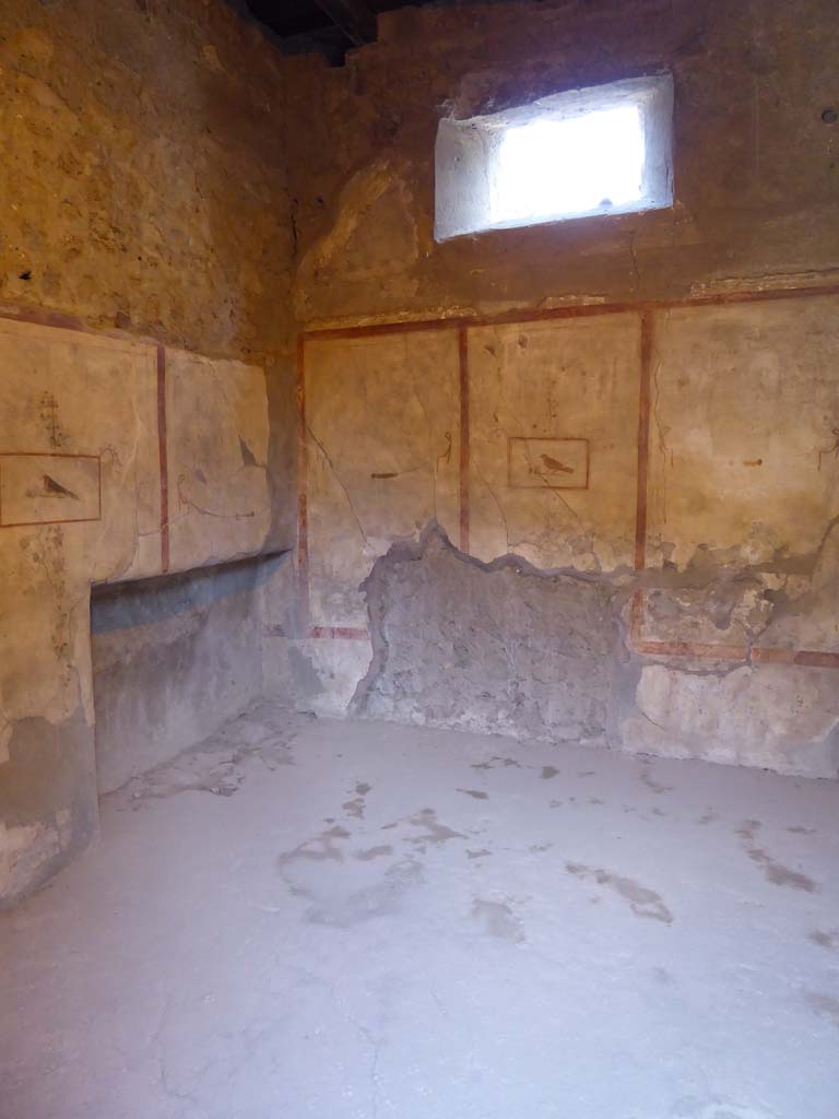 I.8.9 Pompeii. September 2015. Room 4, looking east across cubiculum from doorway.
Foto Annette Haug, ERC Grant 681269 DÉCOR.
