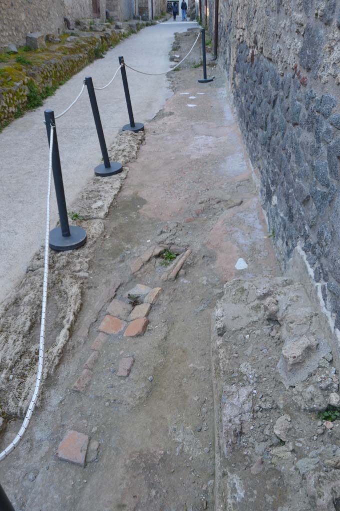 I.8.17 Pompeii. March 2019. 
Detail of pavement, looking north from bench outside of entrance doorway.
Foto Taylor Lauritsen, ERC Grant 681269 DCOR.
