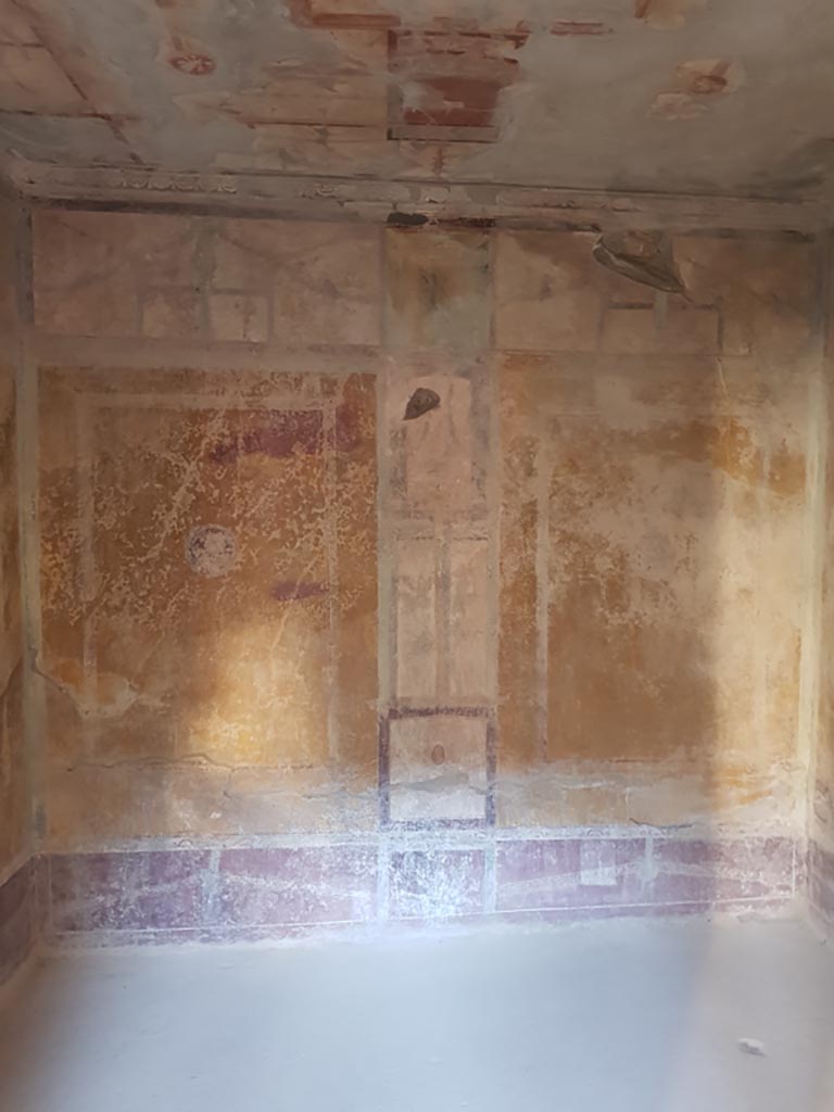 I.10.11 Pompeii. October 2022. Room 13, east wall of cubiculum. Photo courtesy of Klaus Heese.

