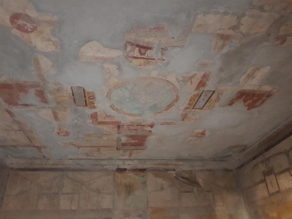 I.10.11 Pompeii. October 2022. Room 13, looking east across painted ceiling of cubiculum.  Photo courtesy of Klaus Heese. 