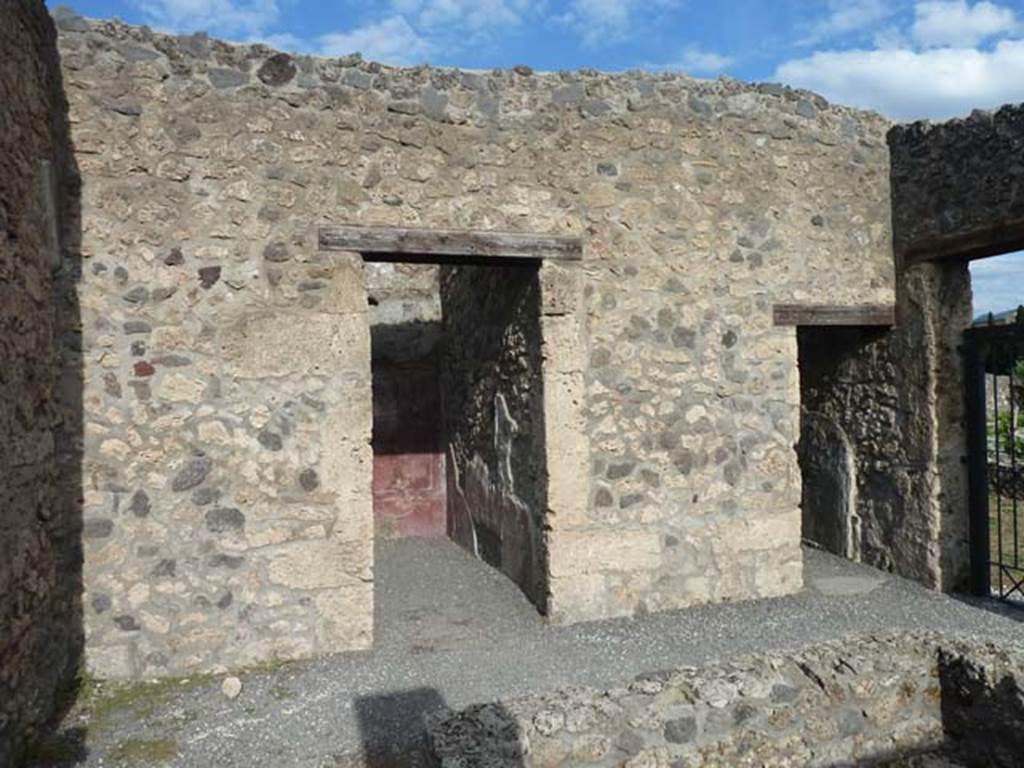 I.21.2 Pompeii. September 2015. South-east corner, with two doorways to cubicula.