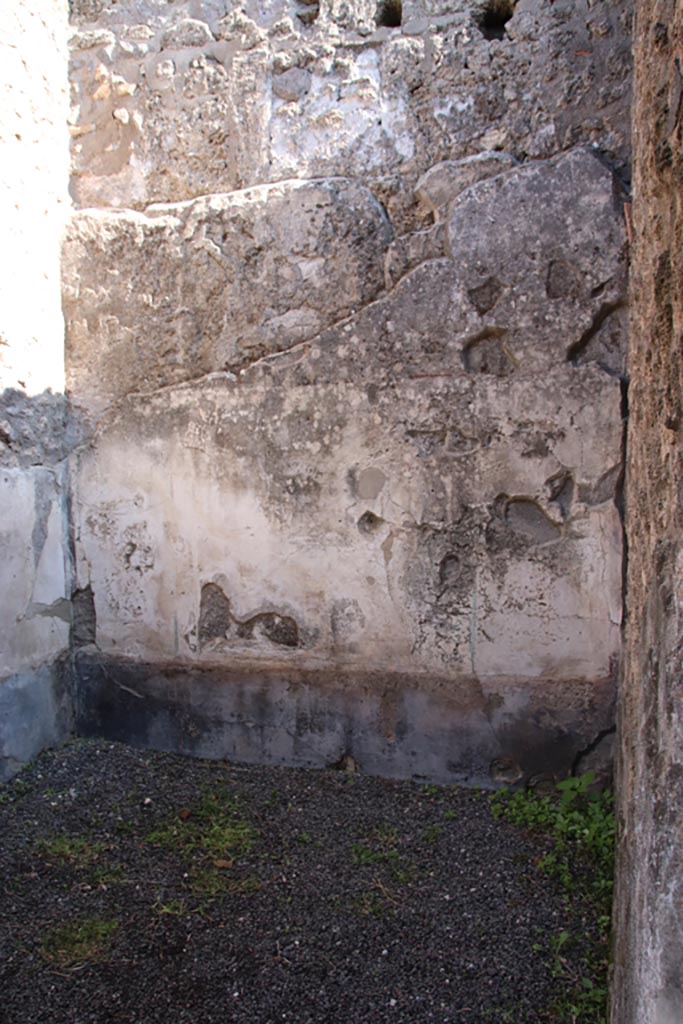 I.21.2 Pompeii. October 2022. 
Looking towards east wall of cubiculum. Photo courtesy of Klaus Heese.
