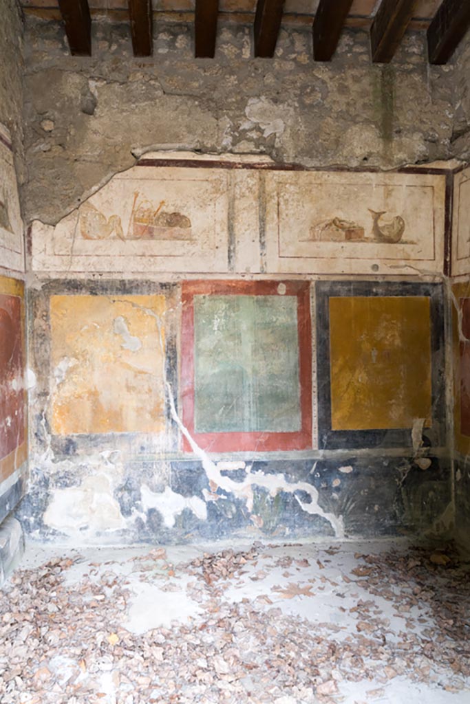 II.1.12 Pompeii. July 2021. 
Looking towards west wall of triclinium. Photo courtesy of Johannes Eber.
