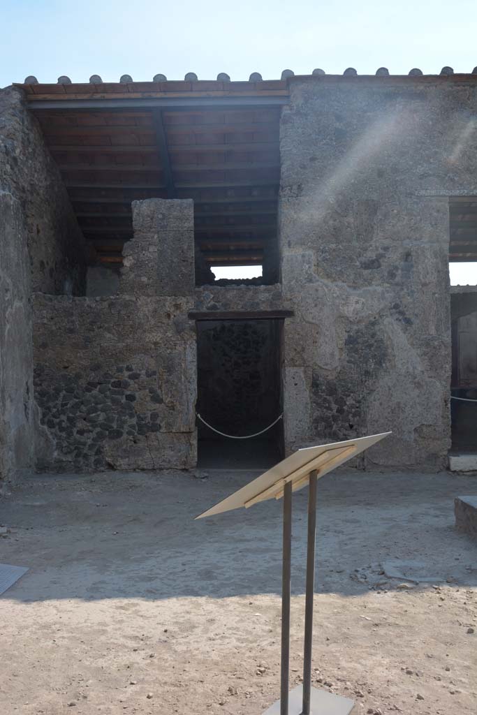 II.2.2 Pompeii. July 2017. Looking east across atrium 2, towards doorway to room 3.
Foto Annette Haug, ERC Grant 681269 DCOR.
