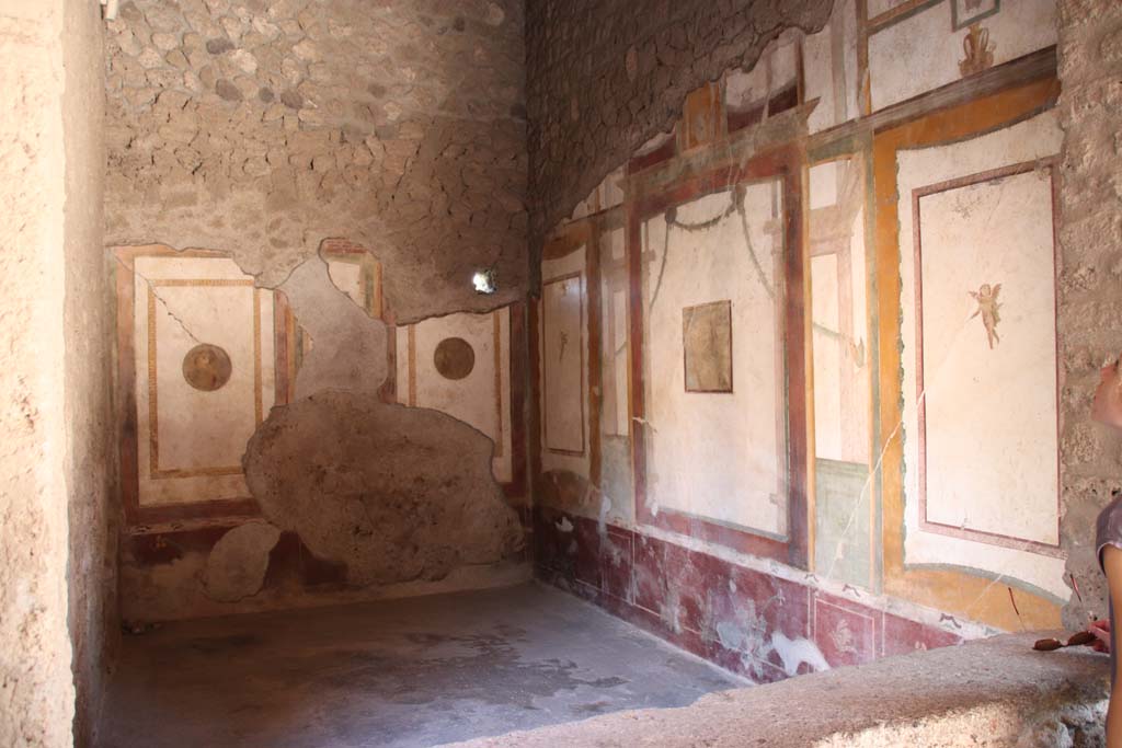 II.3.3 Pompeii. September 2017. Room 4, looking towards east wall, south-east corner, and south wall of cubiculum.
Photo courtesy of Klaus Heese.
