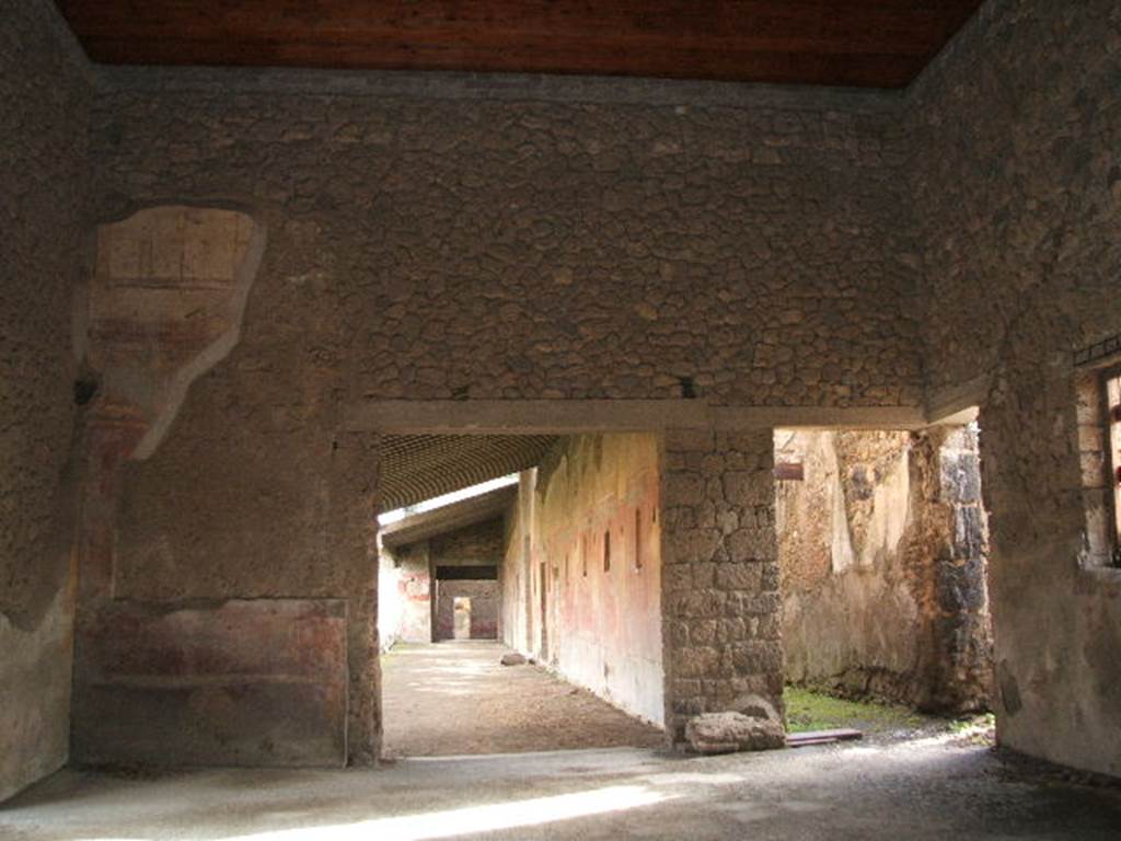 II.4.3 Pompeii.   Atrium south wall.
