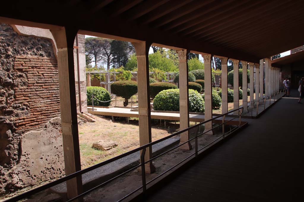 II.4.3 Pompeii. September 2019. Looking south-east across garden, from west portico.
Photo courtesy of Klaus Heese.
