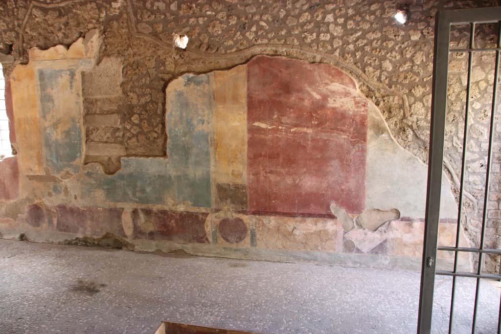 II.4.3 Pompeii. September 2019. West wall of atrium. Photo courtesy of Klaus Heese.