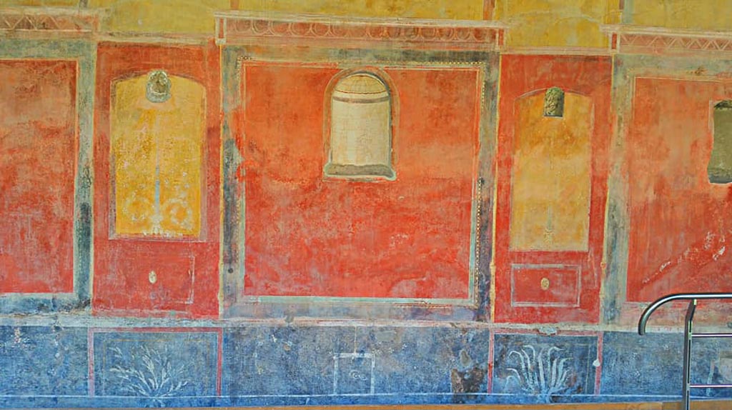 II.4.6 Pompeii. 2017/2018/2019. Decorated wall of west portico at north end. Photo courtesy of Giuseppe Ciaramella.