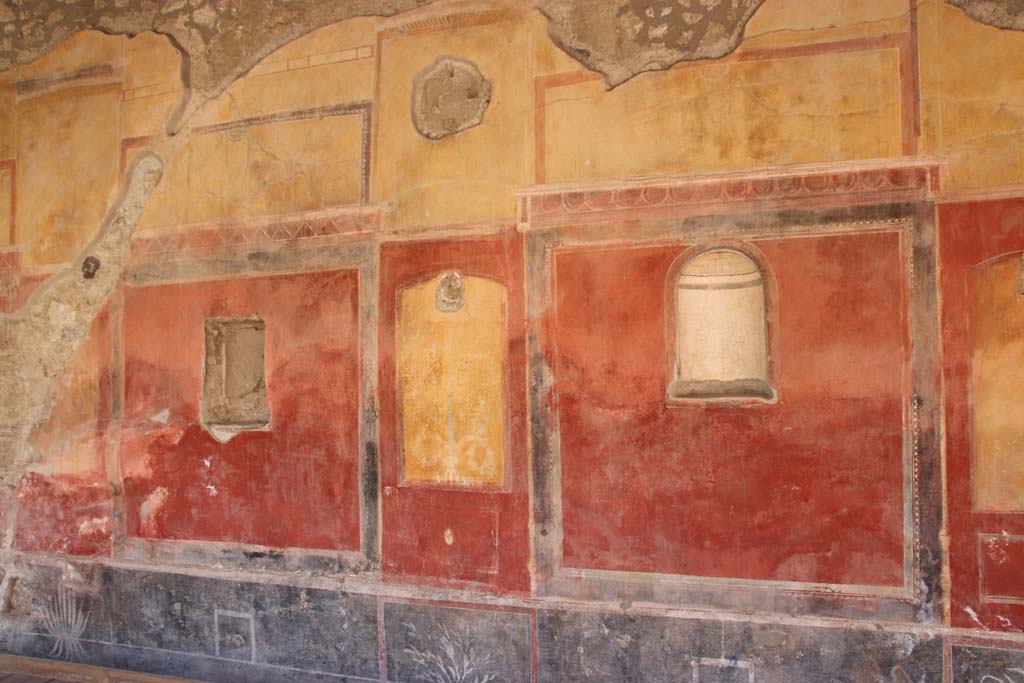 II.4.6 Pompeii. September 2019. Detail of painted west wall of portico. Photo courtesy of Klaus Heese.