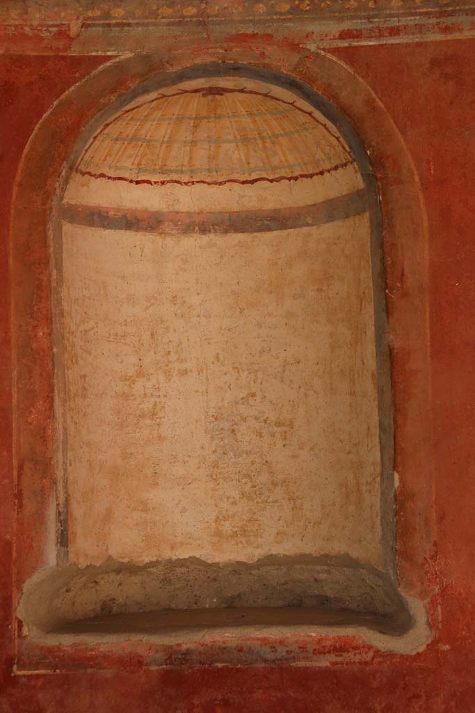 II.4.6 Pompeii. September 2019. Detail of niche in west wall of portico. Photo courtesy of Klaus Heese.

