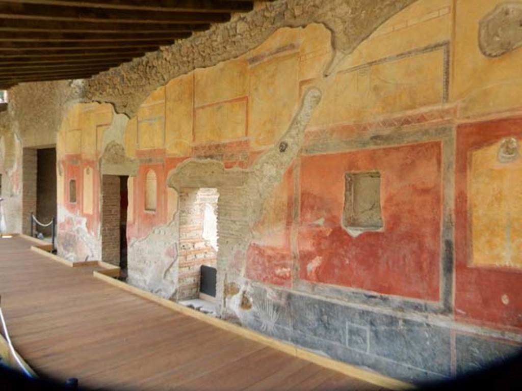 II.4.6 Pompeii. May 2016. Looking south along painted decoration on west wall of portico.
The doorway to the summer triclinium can be seen on the left.
Photo courtesy of Buzz Ferebee.