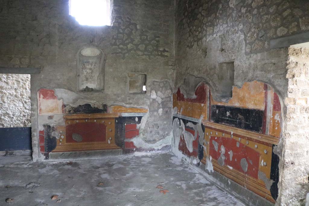 II.4.6 Pompeii. December 2018. Room on north side of summer triclinium.
Looking towards west wall with niches, north-west corner, and niche and doorway in north wall. Photo courtesy of Aude Durand.
