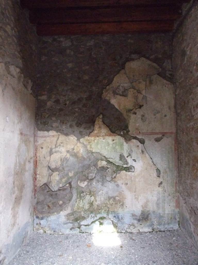 III.2.1 Pompeii.  March 2009.   Room 8.  Cubiculum.  East wall.