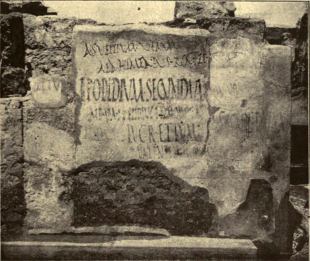 III.4.3 Pompeii. 1917. Graffiti to west side of entrance doorway.
See Notizie degli Scavi di Antichità, 1917, p. 260, fig. 8, and items 15-20.

The Epigraphik-Datenbank Clauss/Slaby (See www.manfredclauss.de) records –

A(ulum) Suettium Verum
aed(ilem) Hymenaeus rog(at) et cupit       [CIL IV 7691]

L(ucium) Popidium Secundum
aed(ilem) v(iis) aed(ibus) s(acris) p(ublicis!) Epidius Hymenaeus r(ogat)      [CIL IV 7692]

Lollium aed(ilem)      [CIL IV 7693]

] 
Alipe  cupis      [CIL IV 7694]

Lucretium
Valentem fil(i)um aed(ilem)      [CIL IV 7695]

Secundum
aed(ilem)      [CIL IV 7696]

] 
quinq(uennalem)      [CIL IV 7697]

