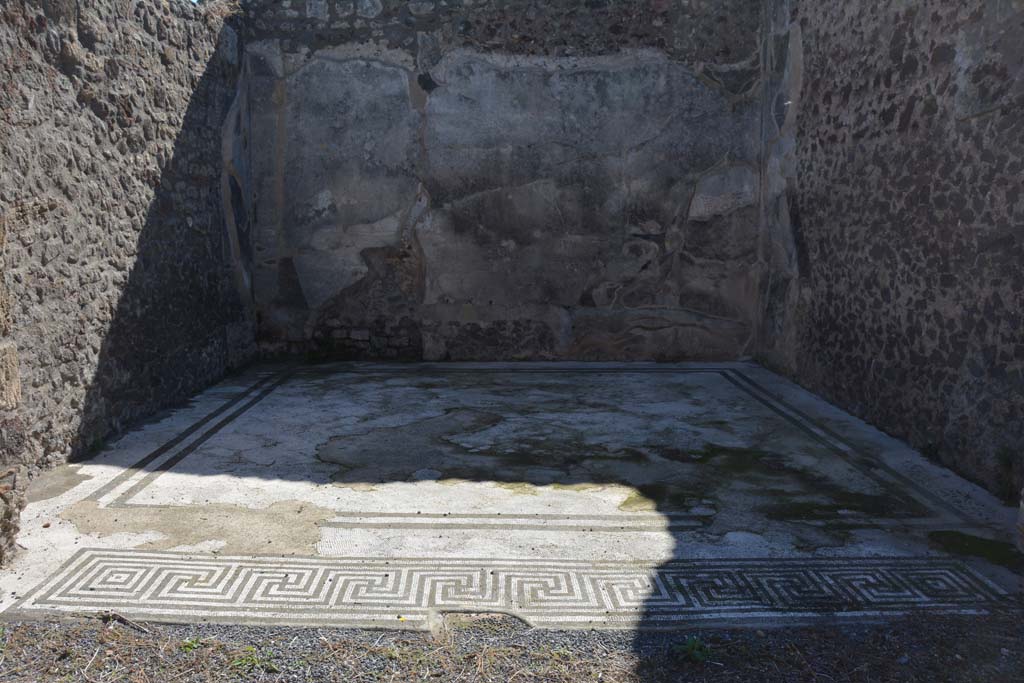 V.1.7 Pompeii. October 2019. Room 18, looking west into triclinium overlooking peristyle.
Foto Annette Haug, ERC Grant 681269 DÉCOR.


