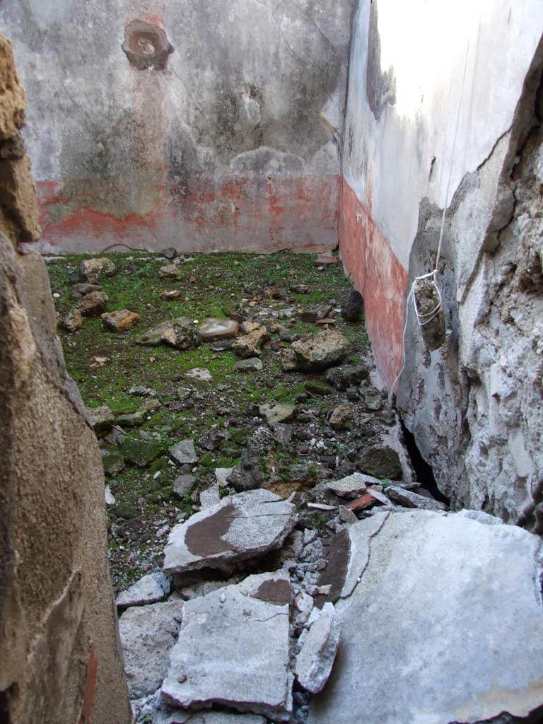 V.1.7 Pompeii. December 2007. Doorway to Room 22 and fallen plaster.