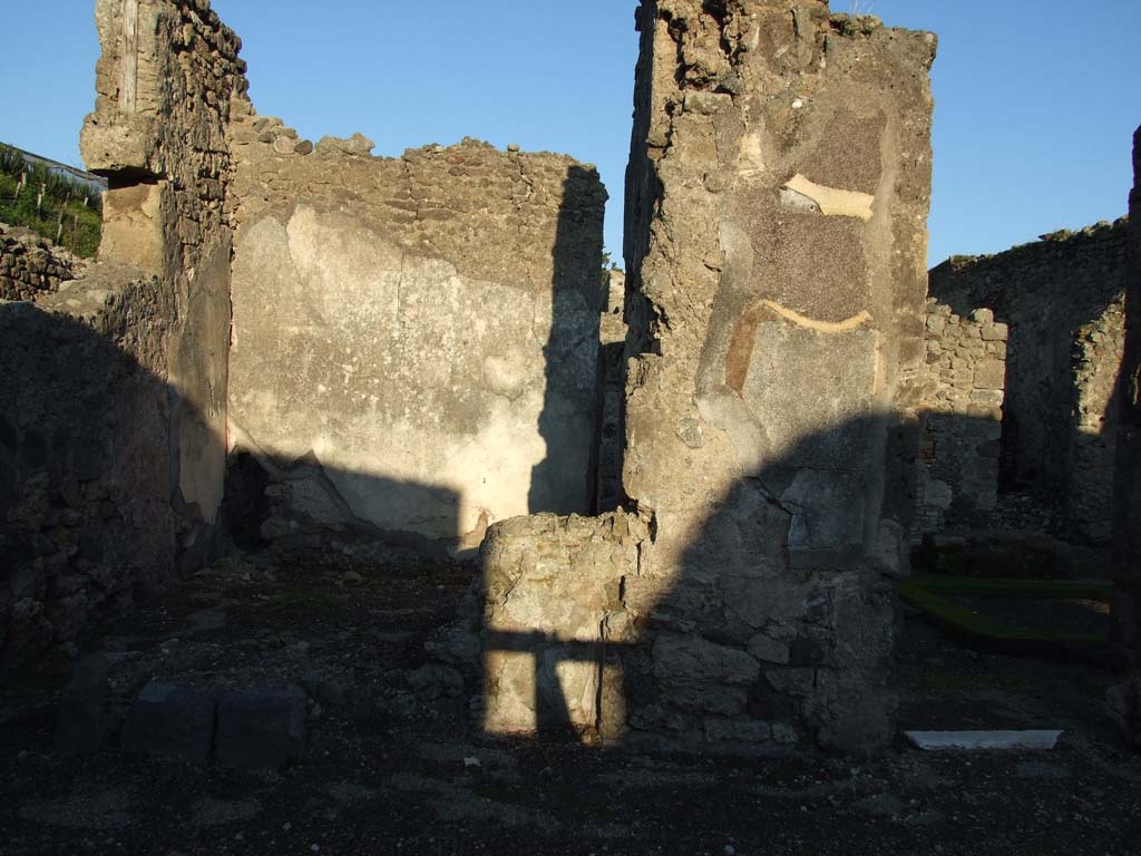 V.I.14 Pompeii. December 2006. East wall, with ruined wall separating cubiculum of V.1.15.