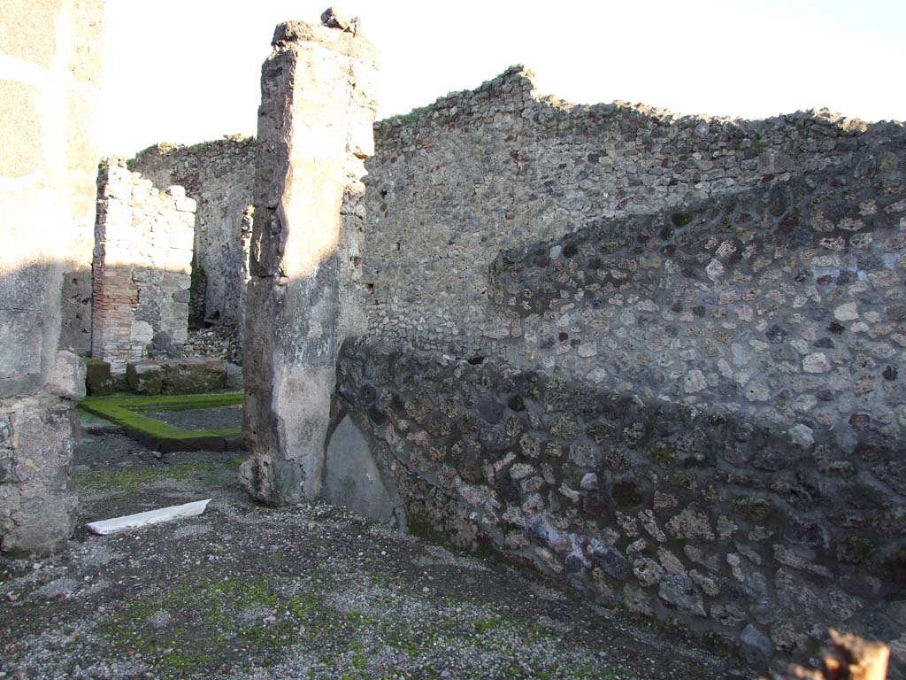 V.I.14 Pompeii. December 2006. South wall, and doorway to V.1.15 in south-east corner.
