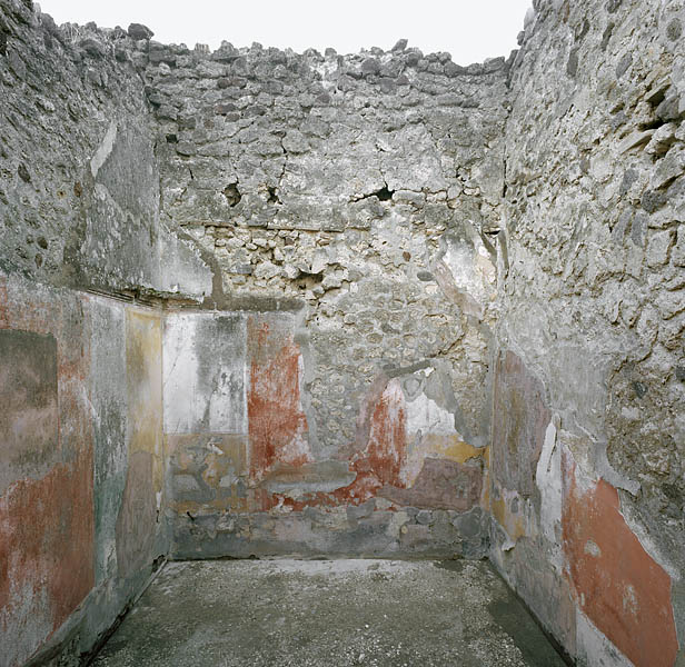 V.1.18 Pompeii. Triclinium “m”, 1882 painting of wall decoration.
Room at end of corridor leading north from peristyle.
See Presuhn E., 1882. Pompeji: Die Neuesten Ausgrabungen  von 1874 bis 1881. Leipzig: Weigel. Abtheilung II, Taf IV, left.
