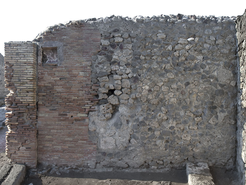 V.1.30 Pompeii. December 2018. Niche on north wall at west end. Photo courtesy of Aude Durand.