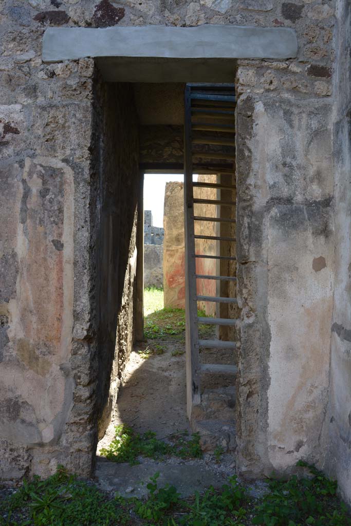 V.2.h Pompeii. October 2019. 
Looking south through doorway to corridor ‘e’, with stone stair base and reconstructed wooden staircase.
Looking through corridor to west side of room ‘h’.
Foto Annette Haug, ERC Grant 681269 DÉCOR.
