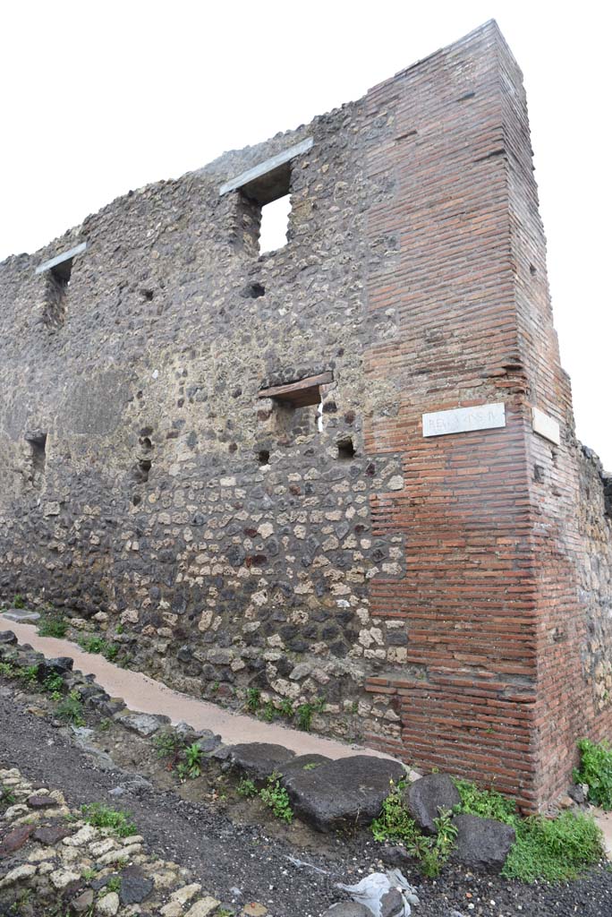 V.4.1 Pompeii. March 2018. 
Pilaster in exterior south-west corner at junction of Vicolo di Lucrezio Frontone and Via di Nola.
Foto Annette Haug, ERC Grant 681269 DÉCOR.
