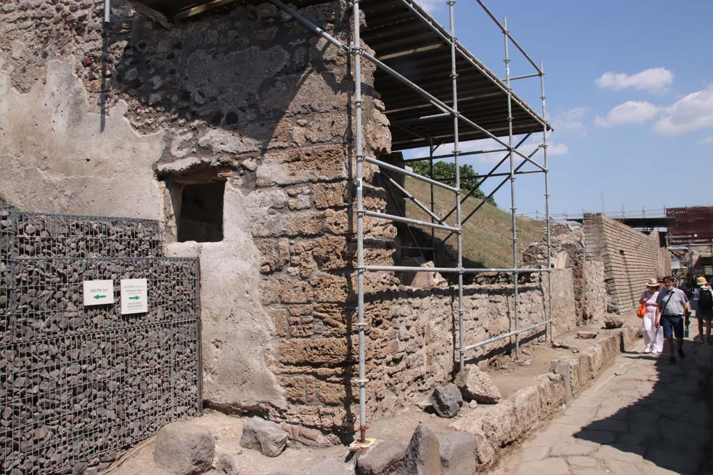 V.7.1 Pompeii, on left. September 2021. 
Looking east towards north side of Vicolo delle Nozze d’Argento. Photo courtesy of Klaus Heese.
On the left is the still partly unexcavated roadway, on the east side of which is a window into a room of the House of Girali or the House of the Cupids.

