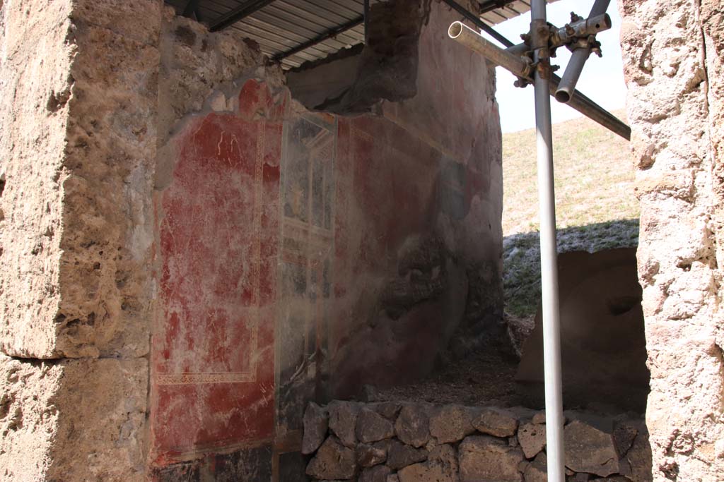 V.7.7 Pompeii. September 2021. West side of entrance corridor/fauces with painted decoration. Photo courtesy of Klaus Heese.