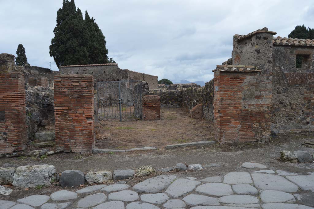 VI.1.4 Pompeii, in centre. March 2018. Looking east to entrance, with VI.1.3, steps to upper floor, on left.
Foto Taylor Lauritsen, ERC Grant 681269 DCOR.

