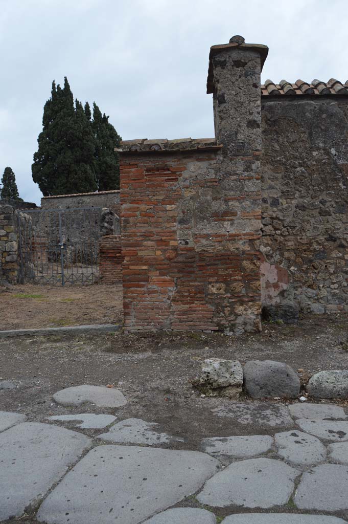 VI.1.4 Pompeii. March 2018.  
Looking east to pilaster with terracotta mask on south side of entrance doorway. 
Foto Taylor Lauritsen, ERC Grant 681269 DCOR.

