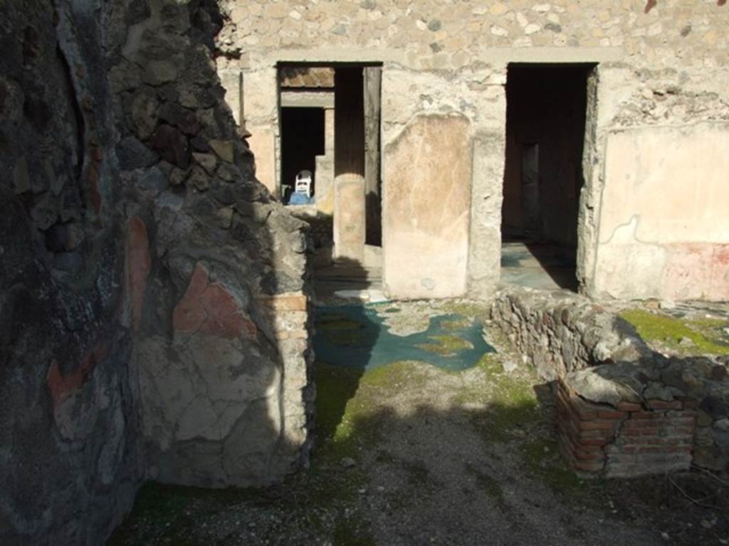 VI.1.7 House of the Vestals.  Room 11 at front of two doorways to peristyle.