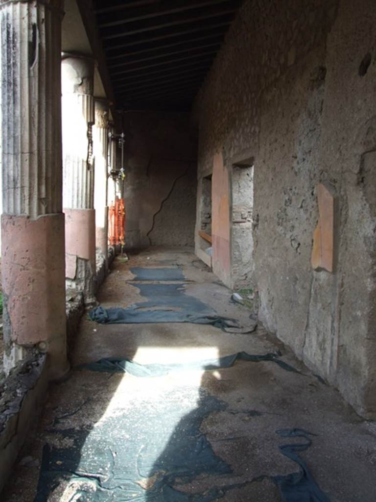 VI.1.7 House of the Vestals.  East side of room 13, the peristyle.