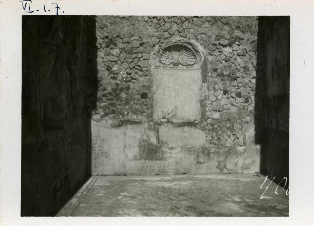 VI.1.7 Pompeii. Pre-1937-1939. Looking towards niche on north wall of room 15.
Photo courtesy of American Academy in Rome, Photographic Archive. Warsher collection no. 406.
