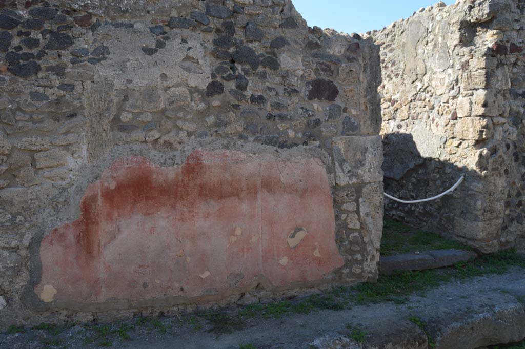 VI.2.25, Pompeii. Vicolo di Modesto, October 2017. Looking west to remaining painted decoration near doorway at VI.2.25, on right.
Foto Taylor Lauritsen, ERC Grant 681269 DCOR.

